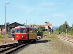 Am 18. August 2012 fährt zur Sonderfahrt HSB 89612 nach Gernrode der Triebwagen T102 der Selfkantbahn  in den Bahnhof Quedlinburg ein.
