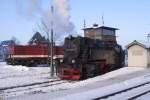 Auch wenn die beiden hier am 25.01.2013 im HSB-Bw Wernigerode zu sehenden Maschinen unterschiedlicher nicht sein knnten, haben sie jedoch die gleiche  Wiege , den ehemaligen Lokomotivbau  Karl Marx  in Babelsberg. Whrend jedoch 99 7239, wie all ihre  Schwestern  dort gebaut wurden, wurde die DR-Baureihe 110, auf welcher die hier zu sehende 199 872 ja beruht, dort lediglich entwickelt. Die Serienproduktion erfolgte dann beim LEW Hennigsdorf, der sptere Umbau einiger Maschinen auf Meterspur beim RAW Stendal.