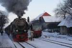 Wie man hier schn sehen kann, hat der Heizer von 99 7237, welche ihren Zug P8957 gleich zum Brocken bringen wird, fr die kommende anstrengende Fahrt noch ein paar Kohlen draufgelegt!! (Aufnahme vom 25.01.2013 im Bahnhof Wernigerode)