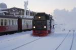 Nachdem 99 7237 am 25.01.2013 ihren Zug P8937 aus Wernigerode auf den Brocken hinaufgebracht hat, setzt sie jetzt bei -12°C und eisigem Wind im Brockenbahnhof um und wird mit ihm gleich darauf, dann unter Zugnummer P8936, in die  Bunte Stadt am Harz  zurückfahren.