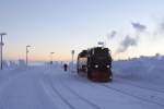 99 7237 am frhen Abend des 25.01.2013 im Bahnhof Brocken. Auch wenn der Lokfhrer noch schnell nach hinten eilt, der  Wandergruppe  im Hintergrund ist wohl nicht mehr zu helfen!! ;-)