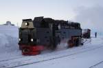 Vorsichtig rangiert 99 7237 am Abend des 25.01.2013 im Bahnhof Brocken an ihren Zug P8936 heran, den sie kurz darauf zurck nach Wernigerode bringen wird.