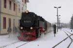 Vormittag des 26.01.2013. Gerade ist 99 7245 mit ihrem Sonderzug  Quedlinburger Brockenexpress  im Bahnhof Stiege angekommen. Hier erfolgt ein auerplanmiger Halt, damit Fotografen und Hobbyfilmer aussteigen und die Durchfahrt des Zuges durch die Stieger Wendeschleife bildlich festhalten knnen. Diese Gelegenheit habe auch ich mir natrlich nicht entgehen lassen! ;-)