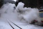 99 7245 hat am 26.01.2013 im Bahnhof  Eisfelder Talmhle  mit ihrem Sonderzug  Quedlinburger Brockenexpress  gerade von den Gleisen der Selketalbahn auf die der Harzquerbahn umgesetzt und steht jetzt