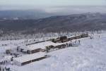 Bahnhof Brocken am Nachmittag des 26.01 2013. Vorn auf Gleis 1 steht P8922, welcher nach Umsetzen der Lok, in wenigen Minuten nach Drei Annen Hohne starten wird. Der Zug auf Gleis 2 ist der  Quedlinburger Brockenexpress  mit 99 7245 an der Spitze. Dieser wird einige Zeit spter nach Wernigerode fahren. Die Aufnahme entstand von der Aussichtsplattform des Brockenturms aus (durch die Scheibe!) In diesem Turm befindet sich auerdem das Brockenhotel und ein gemtliches Cafe mit toller Aussicht!