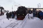 Groer Menschenandrang am 26.01.2013 im Bahnhof Brocken, als 99 7241 mit P8927 aus Drei Annen Hohne einluft. Bei den hier herrschenden eisigen Temperaturen haben die durchgefrorenen Leute nur ein Ziel: Schnellstmglich in den warmen Zug!! ;-) Links auf Gleis 3 steht 99 7245  vor dem Sonderzug  Quedlinburger Brockenexpress .