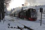 99 7245 mit dem Sonderzug  Quedlinburger Brockenexpress  am späten Nachmittag des 26.01.2013 auf Gleis 2 im Bahnhof Drei Annen Hohne. Nach letztmaligem Wasserfassen geht es dann dem heutigen Endziel, Wernigerode, entgegen!