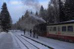 Am frhen Abend des 26.01.2013 steht 99 7245 mit Sonderzug  Quedlinburger Brockenexpress  abfahrbereit auf Gleis 2 im Bahnhof Drei Annen Hohne. Nur noch wenige Kilometer bergab sind es jetzt noch, bis der Zug seinen Endpunkt, Wernigerode, erreicht. Dennoch sind einige Fotografen (auch ich!!) immer noch fleiig am Werk! ;-)