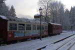 Bahnsteigidylle am Abend des 26.01.2013 im Bahnhof Drei Annen Hohne. Die beiden Wagen auf Gleis 2 gehren zum Sonderzug  Quedlinburger Brockenexpress , welcher gleich nach Wernigerode abfahren wird.