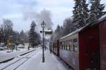 Winterliche Abendatmosphre am 26.01.2013 im Bahnhof Drei Annen Hohne. Am Bahnsteig 2 wartet der Sonderzug  Quedlinburger Brockenexpress , mit 99 7245 als Zuglok, auf die Freigabe zur Ausfahrt nach Wernigerode.