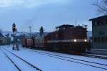 199 874 mit einem Sonderzug aus Eisfelder Talmhle am Abend des 26.01.2013, kurz nach der Einfahrt, im Bahnhof Wernigerode. Mit den 3  Schachteln  am Haken, war die, doch relativ schwere, Maschine wohl nicht gerade berfordert! ;-)