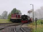 Ausfahrt 199 874-9  mit HSB N 89101 nach Nordhausen und Malletlok 99 5906-5 mit HSB 8952 (Donnerstag, Freitag und Samstag als Dampfzug)  nach Alexisbad am 29. Juni 2013.