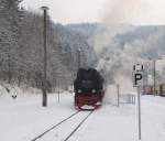 HSB 99 7235-7 mit der HSB 8964 nach Quedlinburg, am 29.03.2013 in Eisfelder Talmhle.