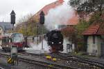 Gerade verlt hier am Mittag des 18.10.2013 99 236 mit P8903 den Bahnhof Wernigerode in Richtung Eisfelder Talmhle. Links wartet Triebwagen 187 015 auf seinen nchsten Einsatz.