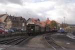 Soeben stellt 199 861 am Mittag des 18.10.2013 im Bahnhof Wernigerode den Sonderzug der IG HSB  (Interessengemeinschaft Harzer Schmalspurbahnen) fr seine heutige Fahrt zum Brocken bereit.