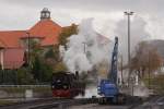 99 5901 hat am Mittag des 18.10.2013 soeben das HSB-Bw in Wernigerode verlassen und ist jetzt in Hhe der Bekohlungsanlage auf Rangierfahrt in den Wernigerder Bahnhof, um dort einen Sonderzug der IG