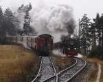 Zugkreuzung  la HSB am 18.10.2013 an der Ausweichstelle  Goetheweg  auf der Brockenstrecke. Whrend ein Sonderzug der IG HSB und Planzug P8944 auf das Stichgleis links im Bild rangierten, mute 99 236 mit Planzug P8923 zum Brocken am Blocksignal warten. Nun hat sie auf der steilen Steigung ihren Zug wieder in Fahrt  zu bringen und zu beschleunigen. Die Geruschkulisse mit den donnernden Auspuffschlgen, die als Echo vielfach von den umliegenden Bergen zurckgeworfen wurden, war unbeschreiblich! Schade, dass ein Bild diesen akustischen Genu nicht widergeben kann!