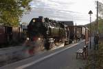 99 222 mit dem Foto-Güterzug der HSB am 19.10.2013 im Haltepunkt Wernigerode-Hasserode.