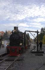 Unter  Puderzuckerhimmel  steht 99 6101 mit einem Sonderzug der IG HSB nach  Eisfelder Talmühle  am 19.10.2013 am Wasserkran im Bahnhof Drei Annen Hohne.