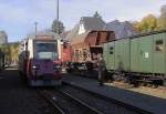 Triebwagen 187 016 aus  Eisfelder Talmühle  und mit Fahrziel Wernigerode am 19.10.2013 bei der Einfahrt in den Bahnhof Elend. Rechts steht der Foto-Güterzug der HSB (gezogen von 99 222, nicht im Bild) und links ist der Sonderzug der IG HSB zu erkennen, welche heute gemeinsam im Rahmen einer Veranstaltung des genannten Vereins unterwegs waren.