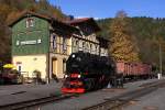 99 222 mit dem Foto-Güterzug der HSB am 19.10.2013 kurz nach Einfahrt in den Bahnhof  Eisfelder Talmühle .