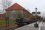 Bahnhof Wernigerode am Morgen des 20.10.2013. Auf Gleis 34 steht ein Sonder-PmG der IG HSB nach Gernrode bereit, welcher im Rahmen einer dreitägigen Veranstaltung unter dem Motto  Schmalspur-Romantik im Oktober  verkehrte.