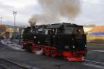 99 7234 im Bw Wernigerode, aufgenommen am 20.10.2013. Sie wird in Kürze den ersten Zug des Tages, P8931, zum Brocken bringen. Hinten an der Bekohlungsanlage steht 99 7247, auf welche heute eine besondere Aufgabe zukommt, Sie wird einen Sonder-PmG der IG HSB nach Gernrode bringen.