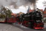 99 7234 mit P8931 zum Brocken, am Morgen des 20.10.2013 auf der Westerntor-Straßenkreuzung in Wernigerode.