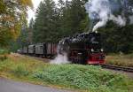 20.10.2013. 99 7247 hat auf ihrer Fahrt von Wernigerode nach Gernrode gerade die Fotografen aus einem Sonder-PmG der IG HSB aussteigen lassen und drückt ihren Zug jetzt zur Durchführung einer Scheinanfahrt zurück. Die Aufnahme entstand zwischen Sorge und Benneckenstein.