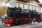 Soeben hat am Mittag des 20.10.2013 99 7247 mit ihren Sonder-PmG der IG HSB nach Gernrode den Bahnhof  Eisfelder Talmühle  erreicht, wo als erste Aktion zunächst Wasser genommen wird.