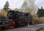 99 7247 vor einem Sonder-PmG der IG HSB, auf der Fahrt von Wernigerode nach Gernrode, am frühen Nachmittag des 20.10.2013 beim Zwischenstopp im Bahnhof Stiege.