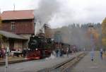 99 7247 am Nachmittag des 20.10.2013 vor dem Sonder-PmG der IG HSB im Bahnhof Alexisbad. Obwohl eigentlich unterwegs nach Gernrode, also in die andere Richtung, hat sie jetzt gerade ans Ende des Zuges umgesetzt, um mit diesem und einem in Kürze einlaufenden Planzug, eine Foto-Doppelausfahrt durchführen zu können. Vorher wird der Sonderzug noch von Gleis 1 auf Gleis 3 rangiert.