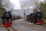 Parallelausfahrt von 99 7240 mit P8965 und 99 7247 mit Sonder-PmG der IG HSB am 20.10.2013 aus dem Bahnhof Alexisbad (Bild 4). Ein großes Lob an dieser Stelle an die Lokbesatzungen von 99 7240 und 99 7247, welche diese Doppelausfahrt, trotz unterschiedlicher Kurvenradien, exakt auf den Meter genau, hinbekammen! Unsere amerikanischen Freunde hätten gesagt:   A great job!! . Auch wenn ich leider nicht am klassischen Standort die Fotos aufnehmen konnte (der war leider durch andere Fotofans besetzt, die zwar nicht zum Sonderzug gehörten, aber über andere Wege vermutlich von diesem Event erfahren hatten), so denke ich doch, dass auch dieser Standort nicht so ganz unvorteilhaft war! ;-)