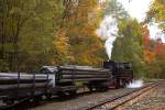 Der Sonder-PmG der IG HSB mit 99 7247 an der Spitze, auf der Fahrt von Wernigerode nach Gernrode, am Nachmittag des 20.10.2013, beim verkehrsbedingten Zwischenstopp im Haltepunkt Sternhaus Ramberg. Bevor es weitergeht, muß die Passage eines Triebwagens aus Quedlinburg abgewartet werden.