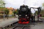 Bahnhof Drei Annen Hohne am Nachmittag des 15.04.2014. Während 99 7241 ihre Wasservorräte ergänzt, nutzt das Lokpersonal den Aufenthalt für eine kurze Durchsicht der Maschine. Wenig später geht es dann hinauf zum Brocken.