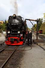 99 7241 vor einem Brockenzug am Nachmittag des 15.04.2014 am Wasserkran im Bahnhof Drei Annen Hohne. Rechts auf Gleis 3 steht ein Zug zur Abfahrt nach Wernigerode bereit. Hier handelt es sich zwar um die gleiche Szene, wie im vorherigen Bild, allerdings fand ich auch das Hochformat in diesem Fall durchaus reizvoll.