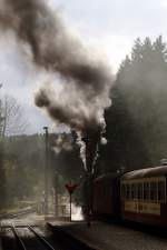 Ein Zug zum Brocken, mit 99 7241 an der Spitze, am Nachmittag des 15.04.2014, kurz vor Ausfahrt, im Bahnhof Drei Annen Hohne. Besonders interessant fand ich hier das durch die Rauchwolke der Lok verursachte Licht/Schatten-Spiel.