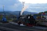 Nachdem 99 7247 am Abend des 16.10.2014 ihren letzten Zug im Wagenwerk abgestellt hat, wird sie jetzt im Bw Wernigerode für ihren Einsatz am nächsten Tag vorbereitet. Danach ist für Personal und Maschine endlich Feierabend.