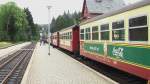 Dieser Personenzug der Harzer Schmalspurbahnen steht am Montag, 14. August 2006 um 15:47 Uhr im Bahnhof Drei Annen Hohne und fhrt in Krze zum Brocken.