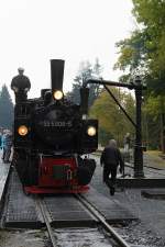 Während des Wasserfassens im Bahnhof Drei Annen Hohne, kümmert sich das Lokpersonal sehr aufmerksam um die alte Lady, was, wie hier zu sehen, auch mit ein wenig Schwindelfreiheit verbunden