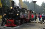 99 5906 am 17.10.2014 mit einem Sonderzug der IG HSB am Wasserkran im Bahnhof Schierke. Trotz ungemütlichen Regenwetters, gibt auf dem Bahnsteig ein Mitglied des Zug-Serviceteams den interessierten Touristen bereitwillig Auskunft.