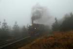 99 5906 mit einem Sonderzug der IG HSB am 17.10.2014 bei einer Scheinanfahrt kurz unterhalb des Brockenbahnhofes. Das Ganze erfolgt bei typischstem Brockenwetter: Nebel, Nebel, Nebel......