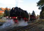 Am Mittag des 17.10.2014 rangiert 99 222 hier gerade im Bahnhof Drei Annen Hohne an P8920 aus Nordhausen heran, welchen sie kurz darauf zum Brocken bringen wird.