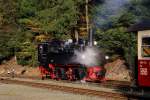 Nachdem 99 5906 am 17.10.2014 im Rahmen einer Sonderzugfahrt der IG HSB in Eisfelder Talmühle kurz durchgesehen wurde, wieselt sie jetzt ans andere Ende des Bahnhofes, um den Zug, welchen sie zuvor von Wernigerode über Brocken und Drei Annen Hohne hierher gebracht hatte, für seine Weiterfahrt nach Gernrode zu übernehmen.