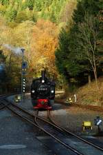 99 5906, heute im Sonderzugeinsatz für die IG HSB, am 17.10.2014 auf Rangierfahrt im Bahnhof Eisfelder Talmühle.