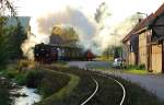 Im Rahmen der Veranstaltung  Kleinbahnromantik im Selketal  stampft 99 5906 mit einem Sonderzug der IG HSB am 17.10.2014 bei einer Scheinanfahrt durch das kleine Örtchen Sraßberg.