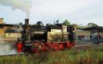 Kurz nachdem am 18.10.2014 ein Planzug in Richtung Eisfelder Talmühle den Bahnhof Quedlinburg verlassen hat, setzt jetzt 99 6101 um, ans andere Ende ihres IG HSB-Sonderzuges, um kurz darauf mit