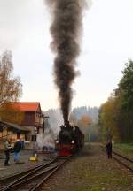 Kurz bevor 99 6101 am 18.10.2014 mit ihrem IG HSB-Sonderzug die Fahrt nach Hasselfelde fortsetzt, wird im Bahnhof Alexisbad nochmal kräftig Feuer unterm Kessel gemacht. Da völlige Windstille herrscht, ist das Ergebnis eine perfekt senkrecht aufsteigende Rauchsäule.