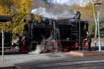 Uupps, das war wohl ein winziger Schluck zuviel!! ;-) Gesehen am 18.10.2014 im Bahnhof Alexisbad, beim Wasserfassen von 99 6101, welche an diesem Tag mit einem IG HSB-Sonderzug unterwegs war.