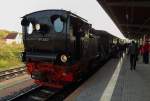 18.10.2014, Bahnhof Quedlinburg. Soeben ist am späten Nachmittag der Sonderzug der IG HSB, nach seiner Fahrt nach Hasselfelde, wieder zurück. Mit dem Bustransfer der Fahrgäste nach Wernigerode endet dann auch der zweite Tag der dreitägigen Veranstaltung  Kleinbahnromantik im Selketal . Am nächsten Tag geht es dann mit gleich zwei PmG`s nach Harzgerode.